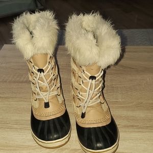 Sorel snow boots. Women's  6-6.5, boys 4.